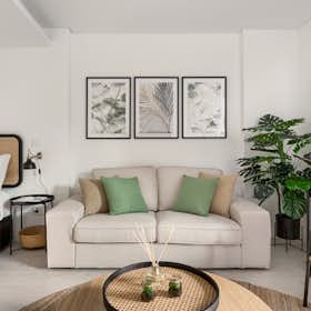 单间公寓 正在以 €10,000 的月租出租，其位于 Oeiras, Rua Adelino Amaro da Costa