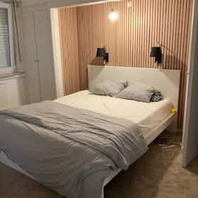 Apartment for rent for €2,200 per month in Woluwe-Saint-Pierre, Avenue des Églantines