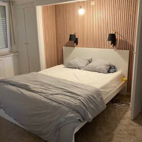Apartment for rent for €2,200 per month in Woluwe-Saint-Pierre, Avenue des Églantines