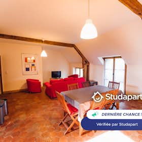 Apartment for rent for €1,797 per month in Les Loges-en-Josas, Grande Rue