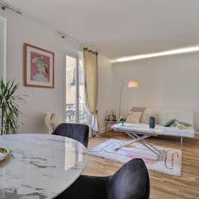 Apartment for rent for €2,120 per month in Paris, Rue Domat