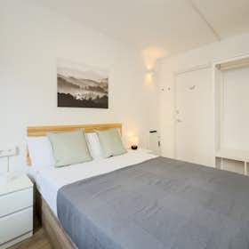 Mehrbettzimmer zu mieten für 560 € pro Monat in Barcelona, Avinguda Meridiana
