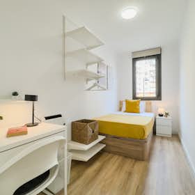 Gedeelde kamer for rent for € 490 per month in Barcelona, Avinguda Meridiana