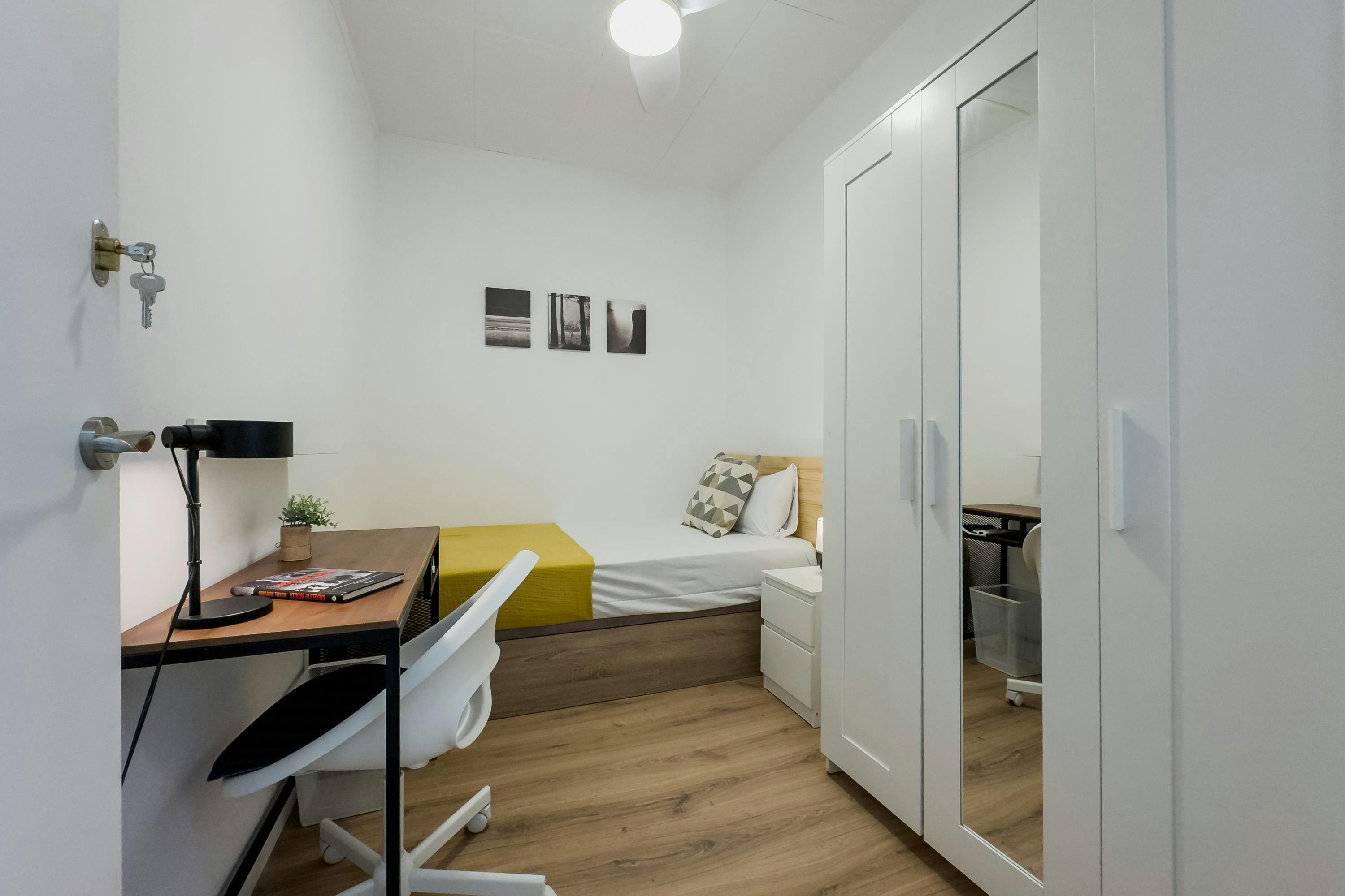 Shared room for rent for €600 per month in Barcelona, Carrer del Rosselló