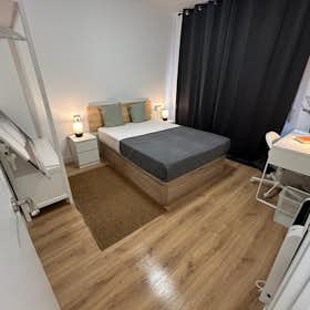 Shared room for rent for €719 per month in Barcelona, Carrer del Rosselló