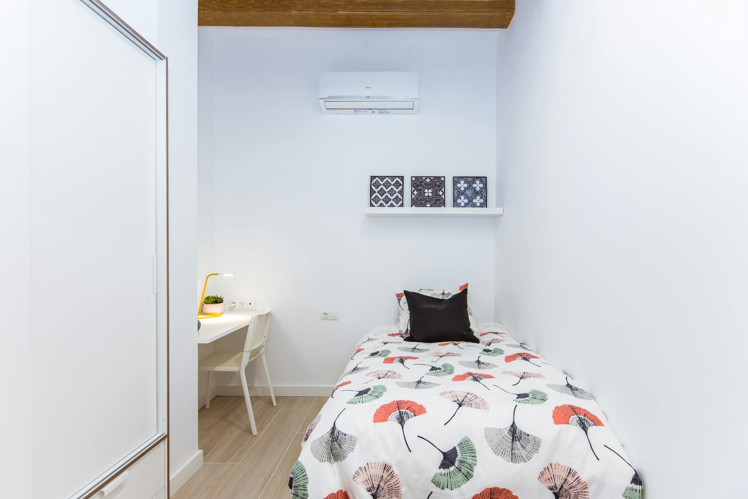 Private room for rent for €750 per month in Barcelona, Baixada de Viladecols
