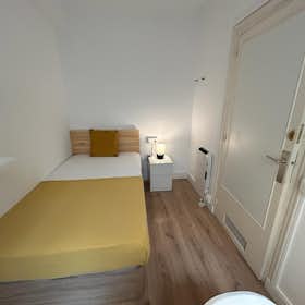 Shared room for rent for €650 per month in Barcelona, Carrer del Rosselló