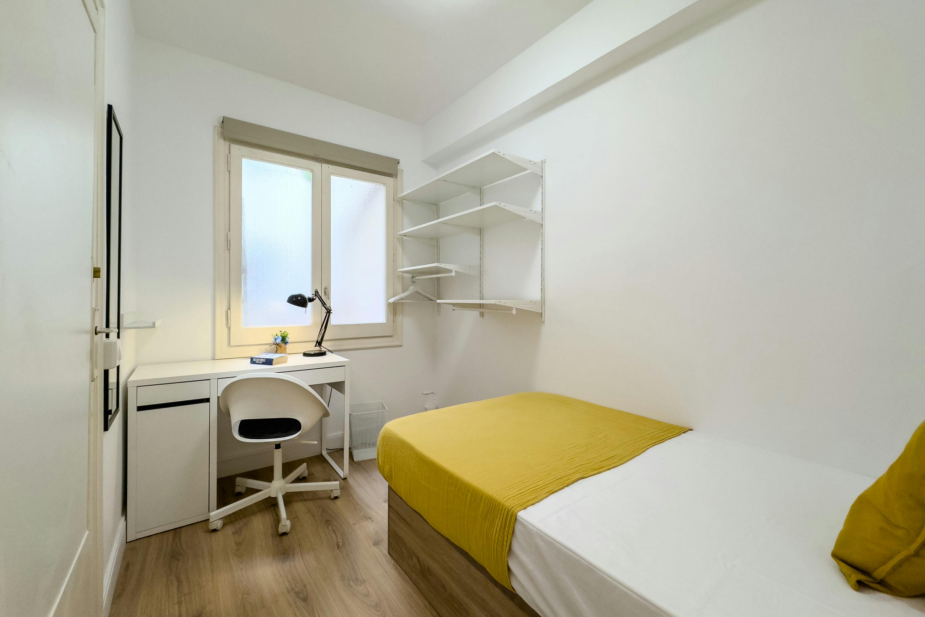 Shared room for rent for €700 per month in Barcelona, Carrer del Rosselló