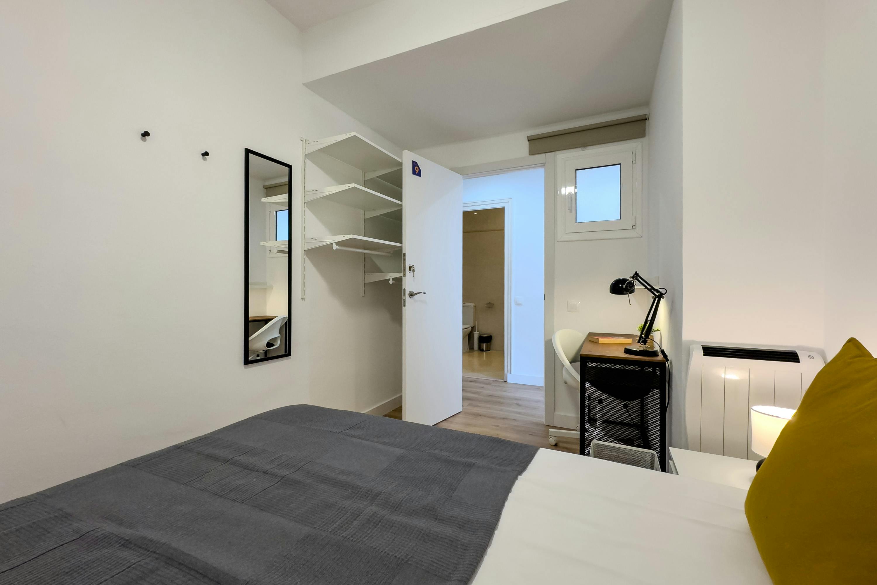 Shared room for rent for €650 per month in Barcelona, Carrer del Rosselló