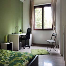 Private room for rent for €820 per month in Milan, Viale Lunigiana