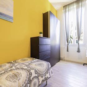 Private room for rent for €670 per month in Bologna, Viale Alfredo Oriani