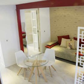 Studio for rent for € 870 per month in Lisbon, Travessa de Santa Luzia