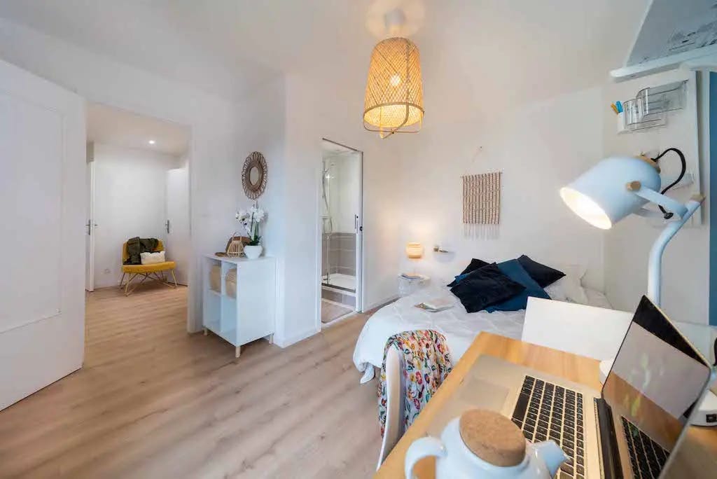 Rue des Glycines, Bron preview