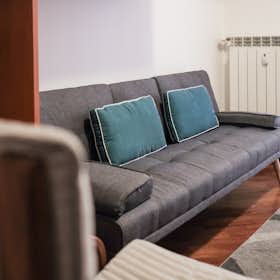 Apartment for rent for €1,300 per month in Milan, Via Ambrogio da Fossano Bergognone