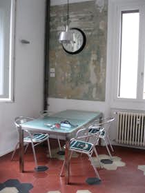 公寓 正在以 €1,700 的月租出租，其位于 Milan, Via Mac Mahon