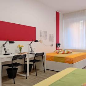 Shared room for rent for €580 per month in Milan, Viale Monza