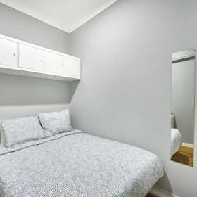 WG-Zimmer for rent for 400 € per month in Lisbon, Avenida Elias Garcia