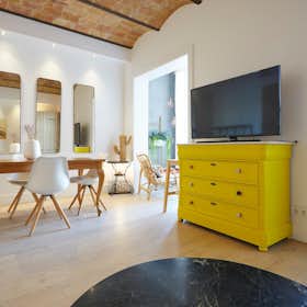 Apartment for rent for €2,050 per month in Barcelona, Carrer del Rosselló