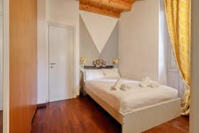 Apartment for rent for €5,540 per month in Milan, Alzaia Naviglio Grande