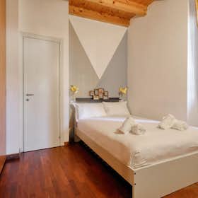 Apartment for rent for €5,540 per month in Milan, Alzaia Naviglio Grande