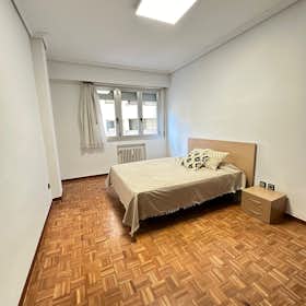 Private room for rent for €320 per month in Logroño, Gran Vía Juan Carlos I