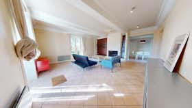 Huis te huur voor € 2.490 per maand in Saint-Genis-les-Ollières, Rue Louis Gayet