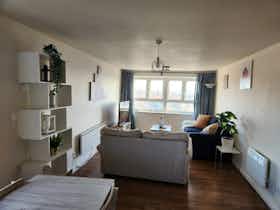 公寓 正在以 £1,557 的月租出租，其位于 Salford, Highclere Avenue