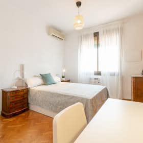 Private room for rent for €616 per month in Barcelona, Carrer de la Indústria