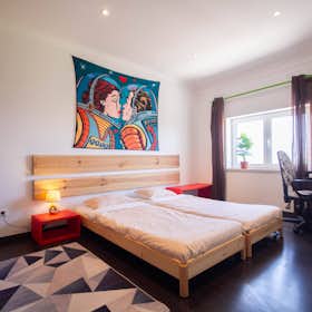 私人房间 正在以 €1,000 的月租出租，其位于 Peniche, Rua do Jardim