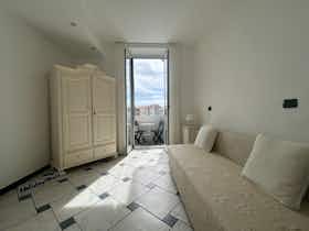 Appartement te huur voor € 4.515 per maand in Savona, Via Giovanni Servettaz
