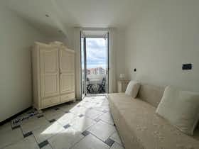 Apartament de închiriat pentru 4.515 EUR pe lună în Savona, Via Giovanni Servettaz