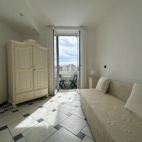 Appartamento in affitto a 4.515 € al mese a Savona, Via Giovanni Servettaz