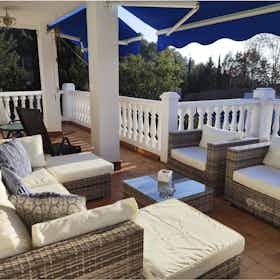 Дом сдается в аренду за 4 500 € в месяц в Sitges, Urbanització Quint Mar