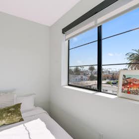Отдельная комната сдается в аренду за $1,523 в месяц в Los Angeles, N Alexandria Ave