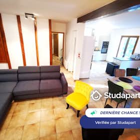 Apartment for rent for €815 per month in Bures-sur-Yvette, Rue de Gometz