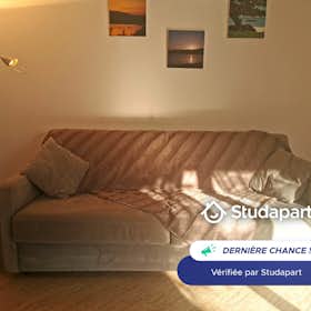 Apartment for rent for €950 per month in Bures-sur-Yvette, Avenue de l'Yvette