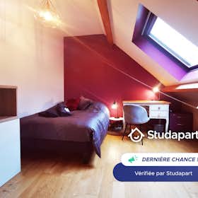 House for rent for €645 per month in Bures-sur-Yvette, Rue de Gometz