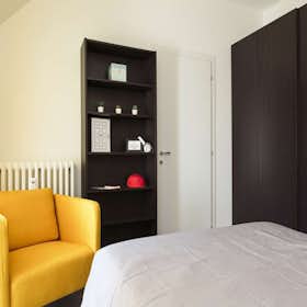 Studio for rent for €1,245 per month in Milan, Via Arcivescovo Romilli