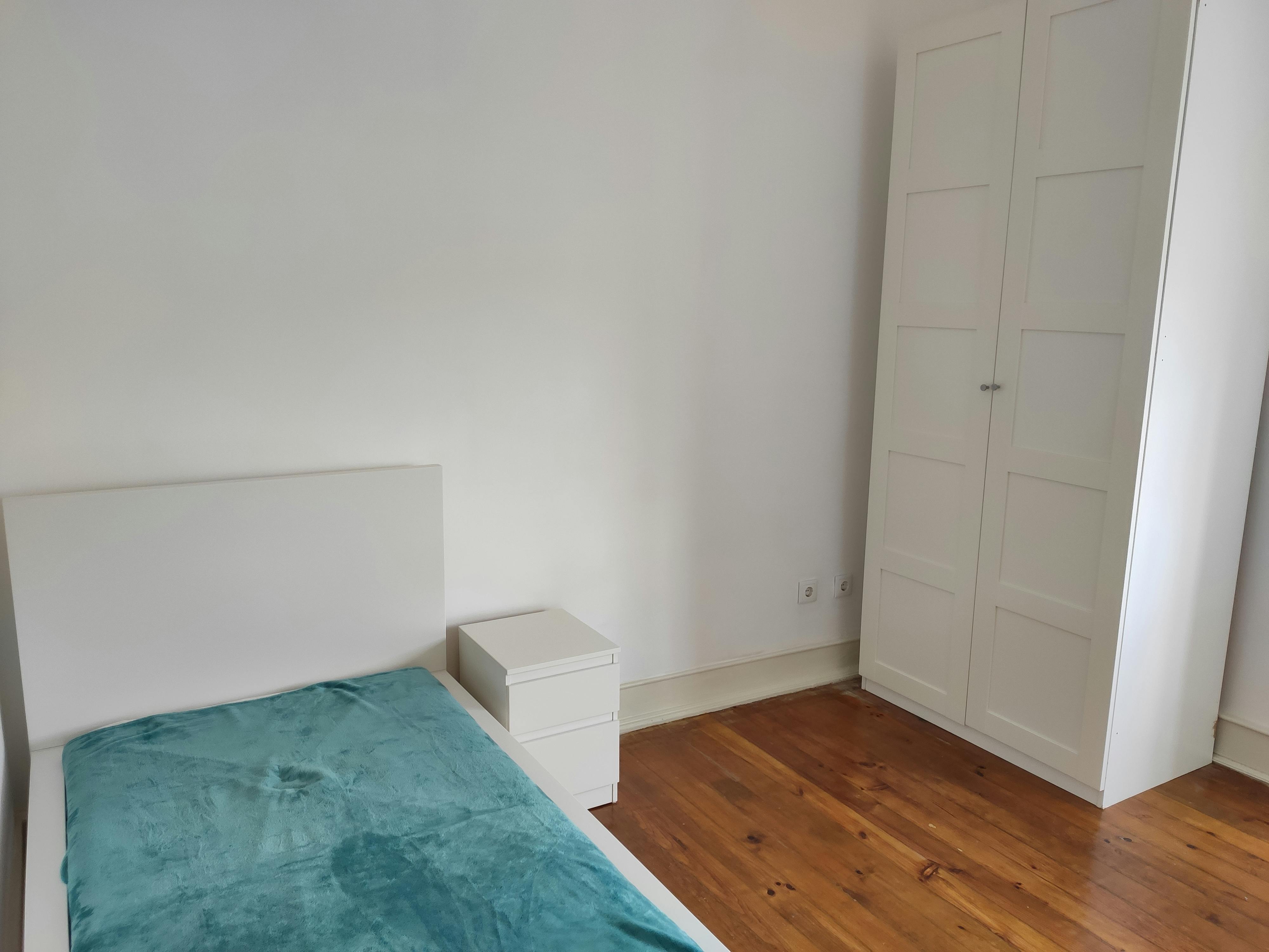 Private room for rent for €550 per month in Amadora, Praça 25 de Abril
