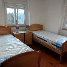 Shared room for rent for €300 per month in Oeiras, Avenida da República
