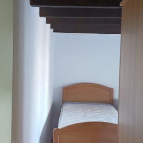 Shared room for rent for €600 per month in Oeiras, Avenida da República