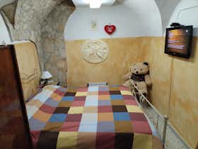 Appartement te huur voor € 500 per maand in Santa Caterina Villarmosa, Via San Francesco
