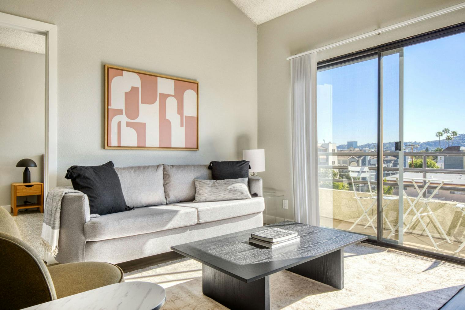 公寓 正在以 $5,149 的月租出租，其位于 Los Angeles, Bakman Avenue