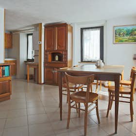 公寓 正在以 €1,530 的月租出租，其位于 Centro Valle Intelvi, Piazza 25 Aprile