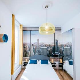 Apartment for rent for €1,050 per month in Paris, Rue Stephenson