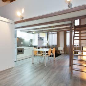 Apartment for rent for €1,325 per month in Barcelona, Carrer Comtal