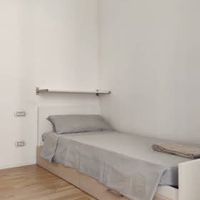Apartment for rent for €2,349 per month in Milan, Via Mac Mahon