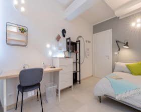私人房间 正在以 €450 的月租出租，其位于 Turin, Corso Regina Margherita
