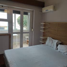 Private room for rent for €680 per month in Odivelas, Jardim das Rosas