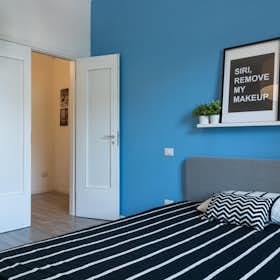 私人房间 正在以 €610 的月租出租，其位于 Florence, Via Adriano Cecioni